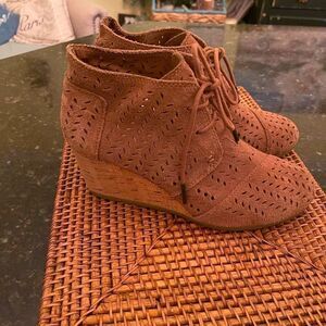 Toms Sz 8 Tan Suede Cork Wedge Booties EUC